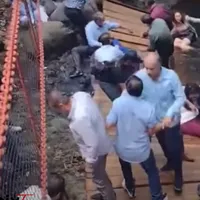 Inaugurarea unui pod s-a lăsat cu victime. Structura s-a prăbușit cu zeci de oameni pe el/FOTO: Captura Video Youtube