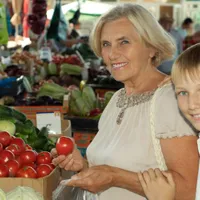 Pensionară face piața - Foto: Freepik
