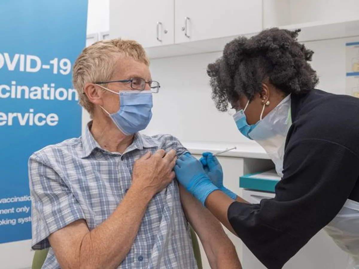 Doza a patra de vaccin va fi propusă persoanelor de 75 ani şi peste această vârstă şi persoanelor imunodeprimate de peste 12 ani - Foto: news.sky.com