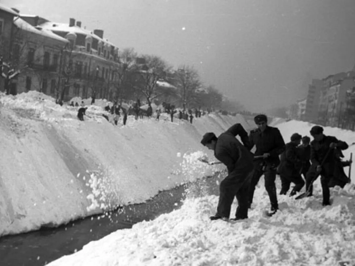 Capitala în 1954, sub 5 metri de zăpadă. - Foto: Agerpres