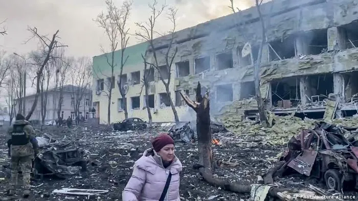 Serviciul de informaţii ucrainean acuză sâmbătă Rusia că a tras asupra un convoi în care erau evacuaţi femei şi copii din satul Peremoha, în regiunea Kiev, omorând şapte persoane, printre care şi un copil, relatează Reuters. / DW