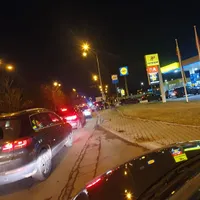 Cozi ca pe vremea lui Ceaușescu la benzinăriile din București de teama scumpirii carburanților Foto: NWR