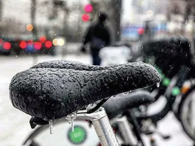 Primarul Sectorului 3 al Capitalei, Robert Negoiţă, a ajuns vineri cu bicicleta la serviciu, în ciuda temperaturii de 0 grade Celsius. / Foto: bikesharetoronto.com