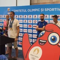 David Popovici a ajuns în țară cu medaliile: ”Două bucăți de metal pentru care muncești o viață” - Foto: captură Facebook/ Agenția Națională pentru Sport