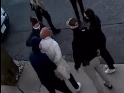 Doctorandă din Turcia, reținută în stradă de administrația Trump. E acuzată de sprijinirea Hamas - Foto: X/ @YourAnonCentral - Captură foto