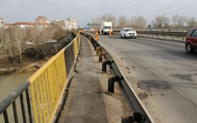 Tânăra a avrut să se arunce ce pe un pod Foto: Adevărul