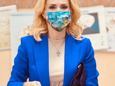 Firea, pozându-se imediat după ce a votat în alegerile locale din Capitală. Ea a pierdut în fața lui Nicușor Dan. Sursa foto: Facebook