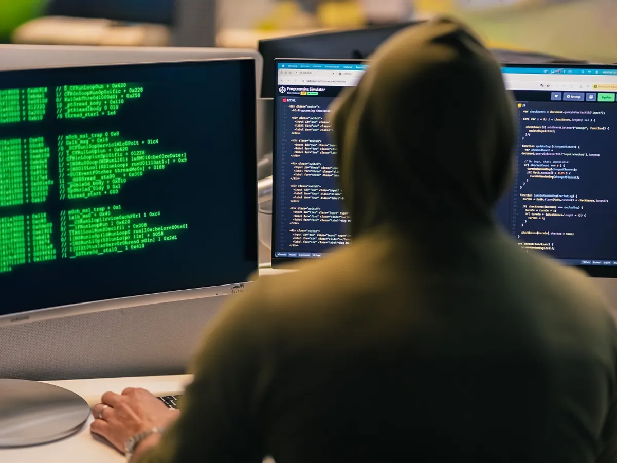 Hacker în fața calculatoarelor - Foto: Pexels (cu rol ilustrativ)