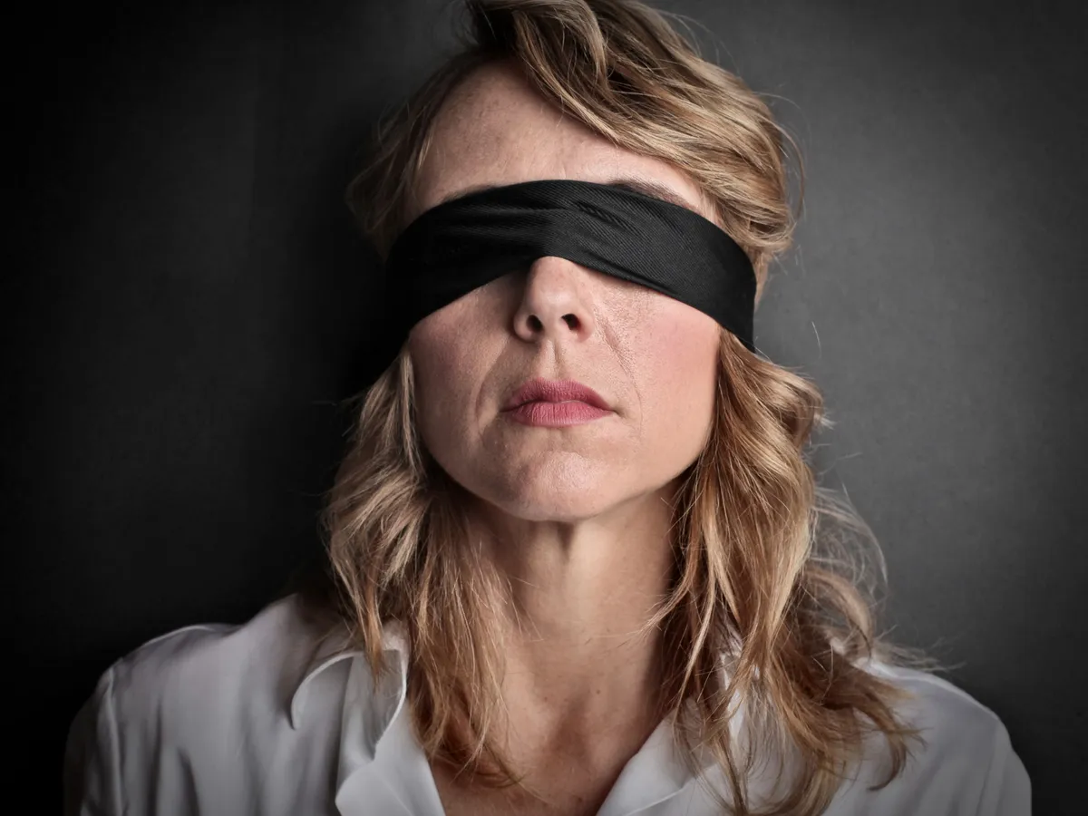 Femeie legată de la ochi - Foto: Freepik (Imagine cu rol ilustrativ)