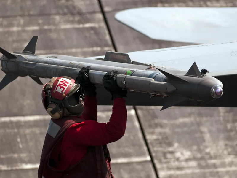 România își cumpără rachete aer-aer de ultimă oră. Vor fi folosite și pe F-35 și costă 103.000.000$ - FOTO navair.navy.mil