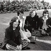LĂSÂND GLUMA LA O PARTE. Beatleşii – începând din stânga, Harrison, McCartney, Lennon şi Starr – surprinşi într-un moment recreativ în timpul celor patru luni de înregistrări continue din 1968