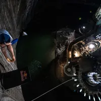 Constantin Popovici sare în lacul din Salina Turda de la 27 de metri înălțime / Foto: Joerg Mitter / Red Bull