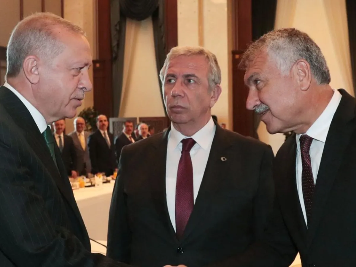 Erdogan (stânga), salutându-l pe Zeydan Karalar (dreapta), primarul orașului Adana, membru al Partidului Republican al Poporului (CHP) - Foto: Profimedia Images