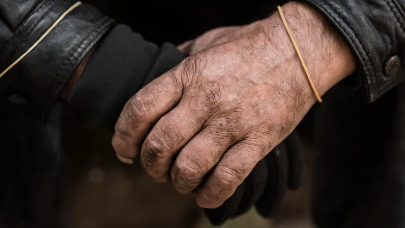 Pensionar, fost director de firmă, a ajuns pe străzi. E în scaunul cu rotile - Foto: Freepik (rol ilustrativ)