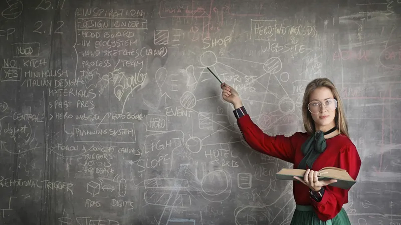 Profesoară la tabla din clasă - Foto: Freepik (cu rol ilustrativ)