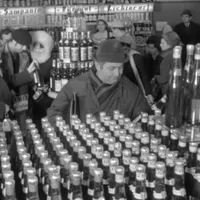 Propaganda comunistă, în 1971: Magazinele decorate de Crăciun, rafturile pline: zahăr, vin, TV - Foto: captură video