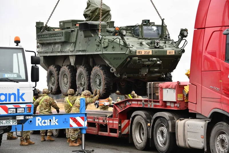 Soldați americani încarcă un vehicul blindat Stryker într-un camion, Bavaria - Foto: Profimedia Images