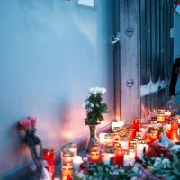 Candele şi flori sunt puse de austrieci, în faţa şcolii din Graz - Foto: Profimedia Images