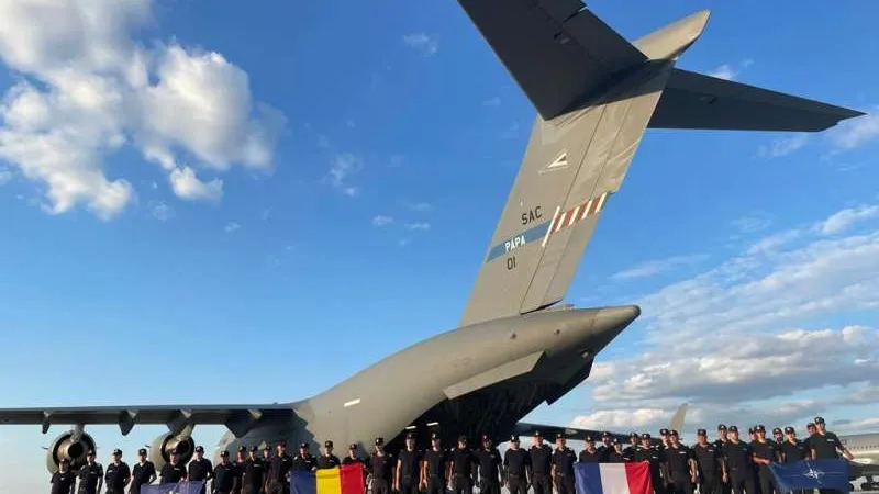 Îmbarcarea pompierilor români cu destinația Franța - Foto: DSU