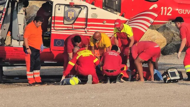 O femeie a fost scoasă inconştientă din mare. Incidentul s-a petrecut în stațiunea Costinești Foto: ISU Constanta