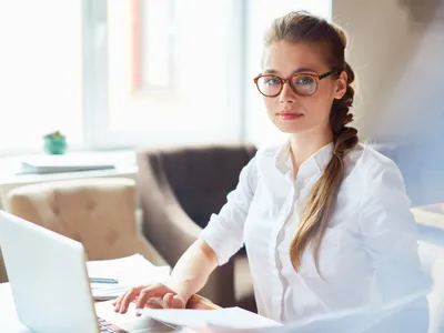 Tânără la birou - Foto: Freepik