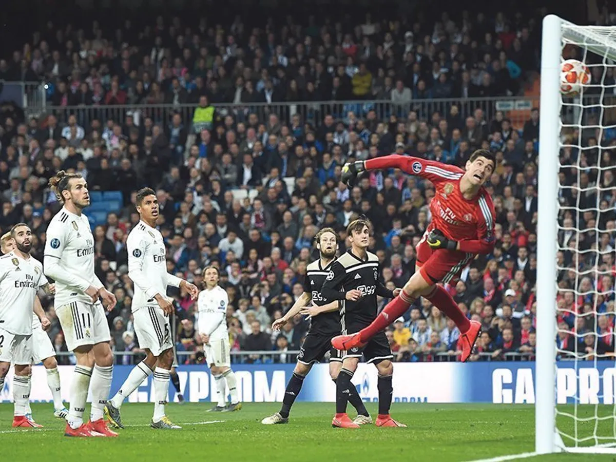 6 martie 2019  Portarul Thibaut Courtois de la Real Madrid CF nu reușește să apere  șutul plasat la vinclu de Lasse  Schone. Era al patrulea gol încasat de Real, iar Ajax se califică în sferturile Cupei Campionilor Europeni.