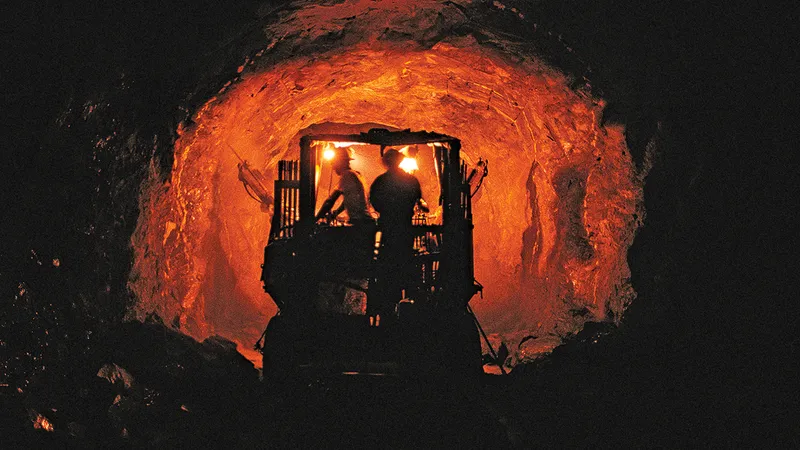 FĂRĂ EGAL Echipamentul de siguranță și de excavare disponibil în mina Kipushi Corporation (KICO) este net superior resurselor disponibile pentru minerii artizanali aflați la doar câțiva pași distanță
