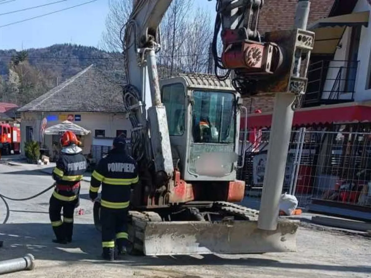 FOTO „Dorel” cu excavatorul a avariat o conductă de gaze în Rucăr. 100 de persoane, evacuate preventiv