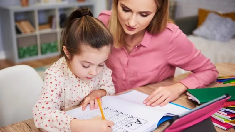 Unii copii fac homeschooling îndrumați de părinți Foto: Freepik.com - rol ilustrativ