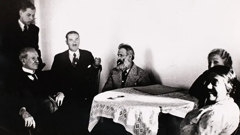 Lot format din trei fotografii înfățișându-l pe Constantin Brâncuși în vizită la familia Gerota, la Săftica, provine din colecția criticului de artă Barbu Brezianu