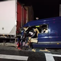 Un microbuz a intrat sub un TIR cu legume pe centura orașului Râmnicu Vâlcea. / Foto: gazetavalceana.ro