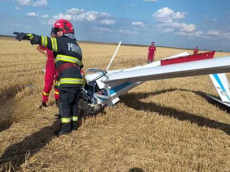 Un planor s-a prăbuşit pe un câmp din judeţul Olt. Ce s-a întâmplat cu pilotul? - Foto: ISU Olt