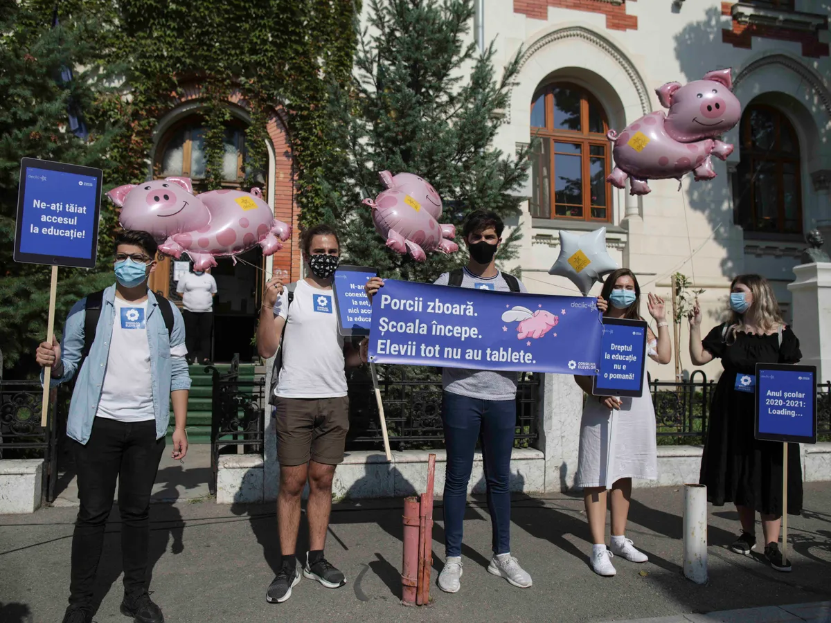 Protest al elevilor în fața Ministerului Educației, pentru că autoritățile n-au asigurat tabletele promise elevilor la începutul anului școlar. Sursa: Inquam Photos - Octav Ganea