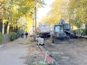 Bătrânică traversând „craterele” - Foto: vremeanoua