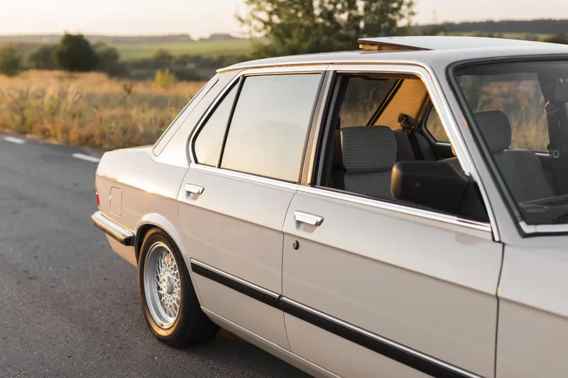 Volvo 144, maşina medie a nord-vest europeanului, &icirc;n anii 70, devenită maşină de demnitar &icirc;n Coreea de Nord - Foto: Magnific.com/magnific