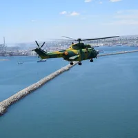 Un elicopter al Forțelor Aeriene Române îi caută pe marinarii dispăruți după scufundarea navei lor - Foto: Facebook/ MApN