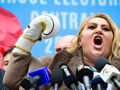FOTO Diana Șoșoacă, după ce s-a întors din Rusia: „Dacă Zelenski îndrăznește să vină în Parlament, îi rup picioarele”