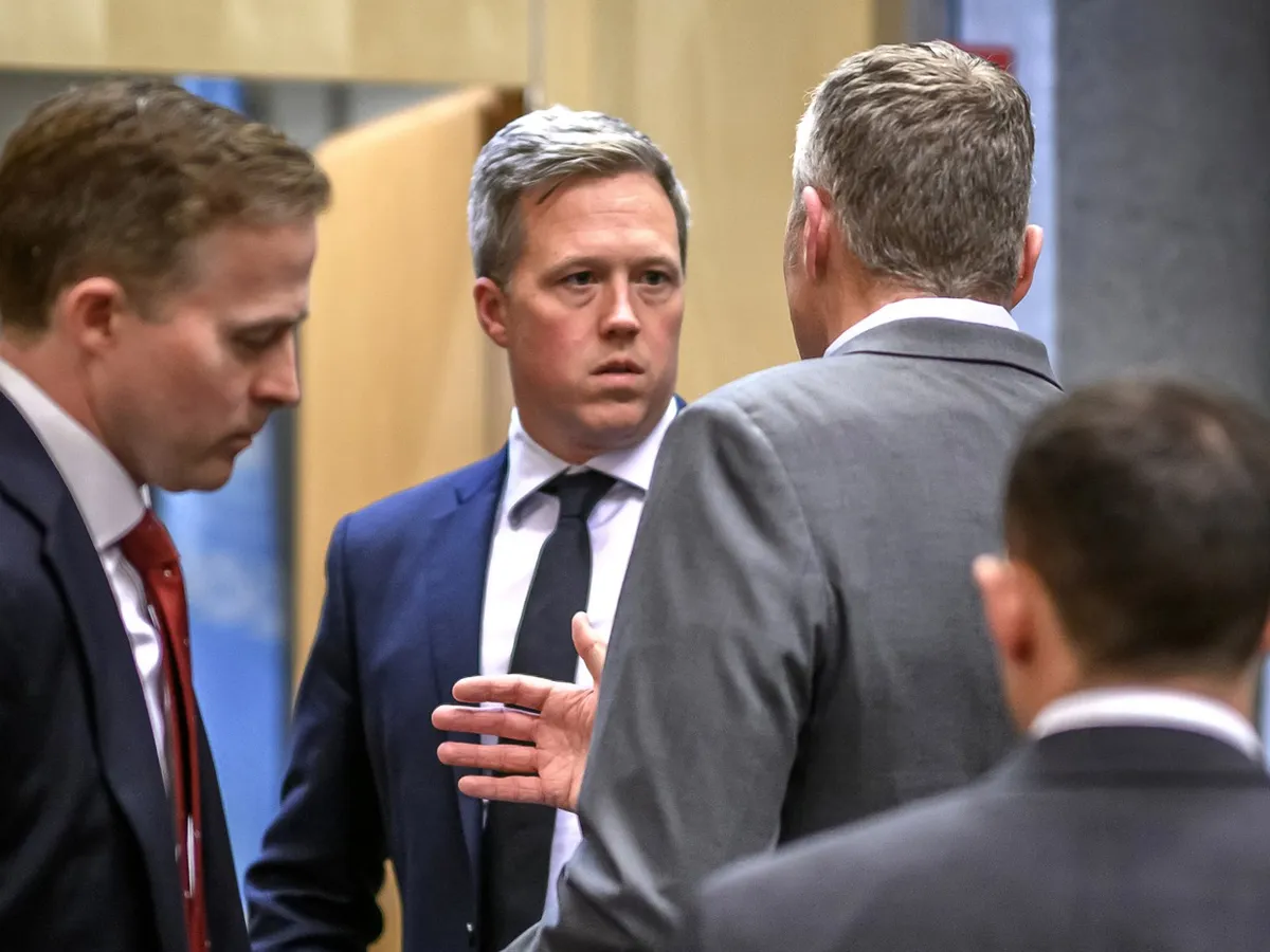 Secretarul american al armatei SUA, Daniel Driscoll (centru), după discuții cu ușile închise despre planul de pace al lui Trump, la Geneva - Foto: Profimedia Images