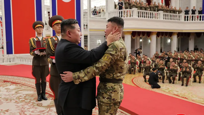 Kim Jong Un felicitând soldați - Foto: Profimedia Images