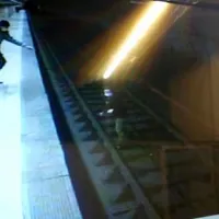 Momentul în care Răzvan Lupu o trage pe fată din fața metroului/FOTO: Facebook