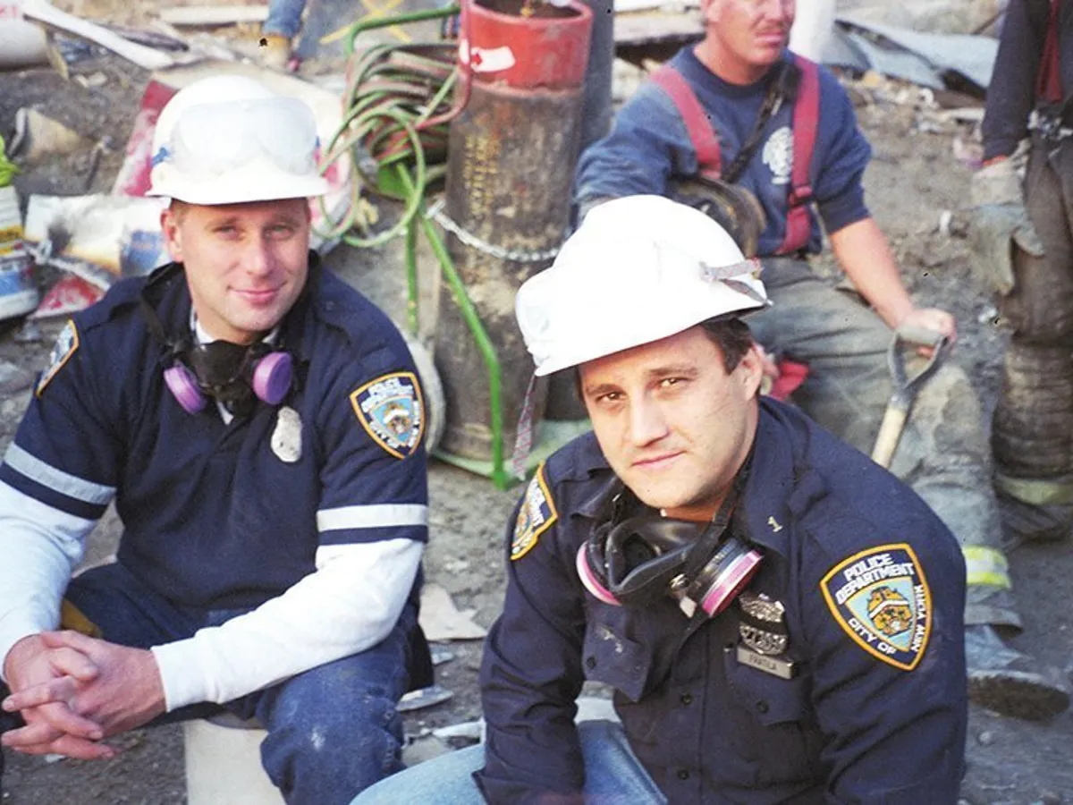 MARIUS FRĂȚILĂ (dreapta) în timpul operațiunilor de salvare – căutare de după atacul terorist din 11 septembrie 2001