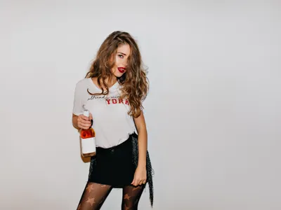 Femeie bea alcool - Foto: Freepik