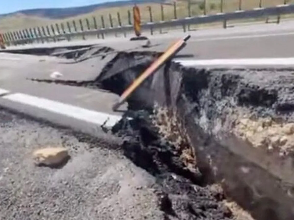 A10 Sebeș-Turda, „Autostrada Meșterului Manole”. Se surpă continuu. A apărut un crater adânc de un metru - Foto: inturda.ro