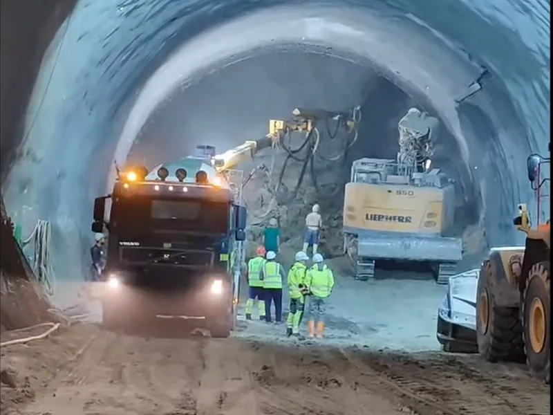 Stadiul lucrărilor la primele tuneluri de autostradă din România. Sunt „binecuvântate” - Foto: captură video