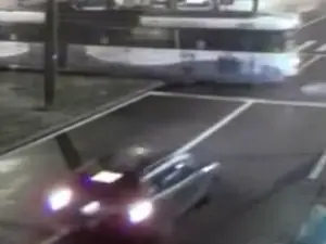 VIDEO Un șofer de 18 ani, beat, drogat și fără permis, a izbit cu viteză un tramvai, la Timișoara - Foto: Captură video/ Youtube