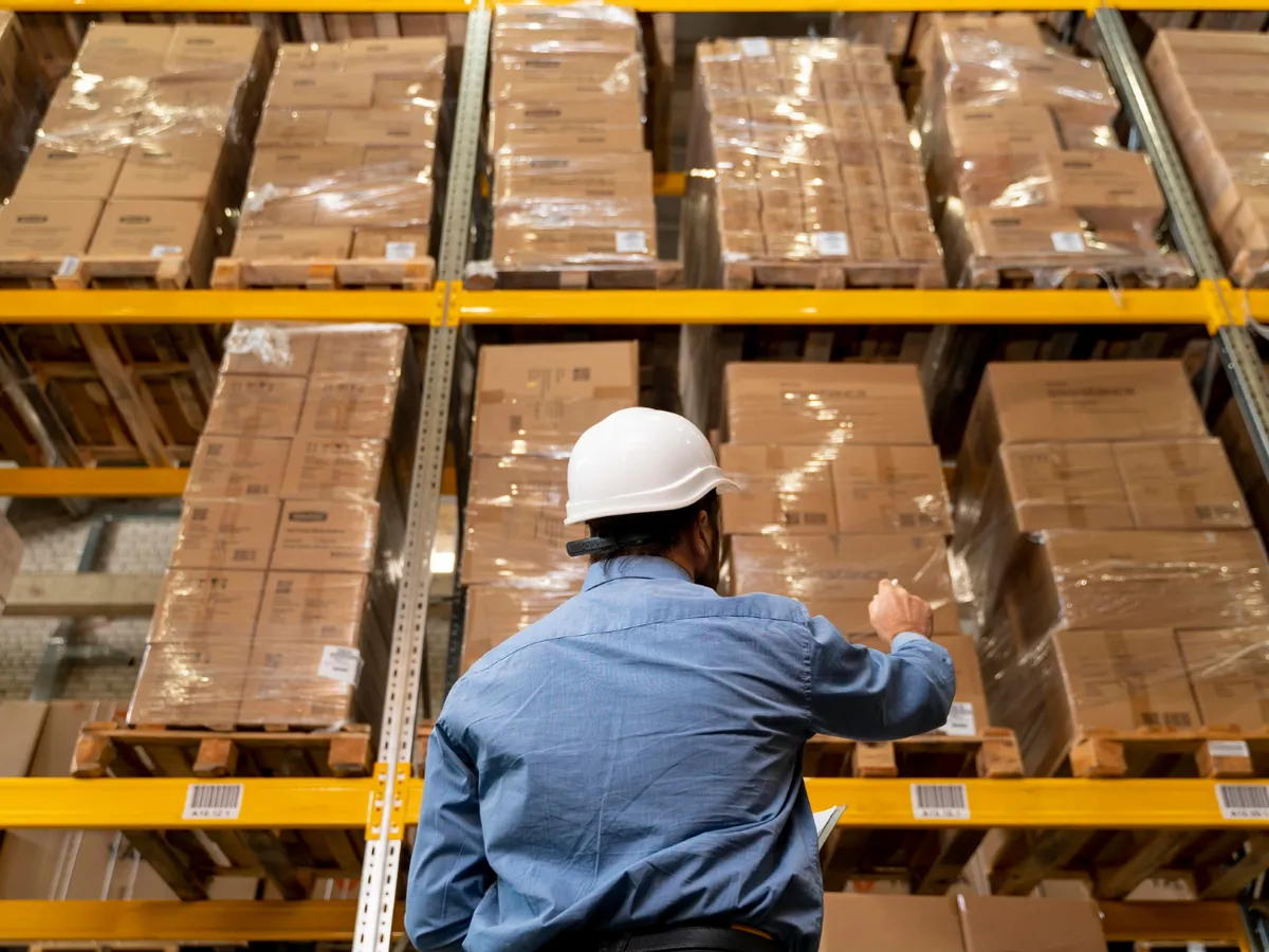 30.000 de locuri de muncă de la Amazon sunt în pericol. Angajații își pierd job-ul din cauza AI