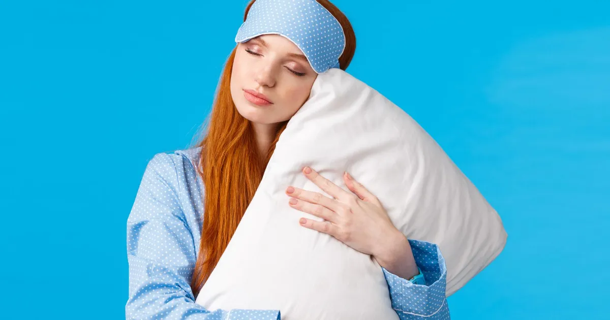 Mulți oameni dorm în această poziție, dar în realitate este foarte dăunătoare. Un medic a explicat de ce • Newsweek România