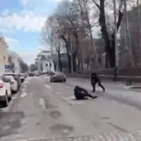 Șoferul unui Mercedes oprit de poliție a demarat și a luat pe capotă 2 agenți. / Foto: captură video