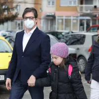 Fetiţă cu sindrom Down din Macedonia, hărțuită de colegi, dusă la şcoală de preşedintele ţării/FOTO: Twitter/Goodable