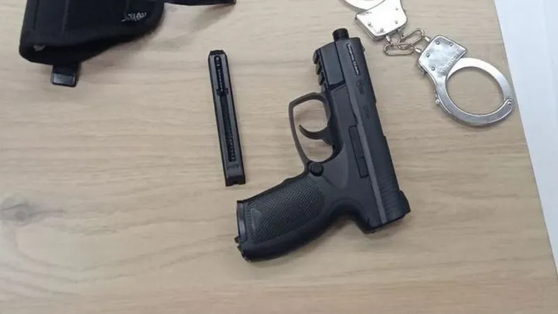 Un tânăr deghizat în jandarm, cu pistol și cătușe, prins la premierea Anei Bărbosu la Focșani - Foto: MAI